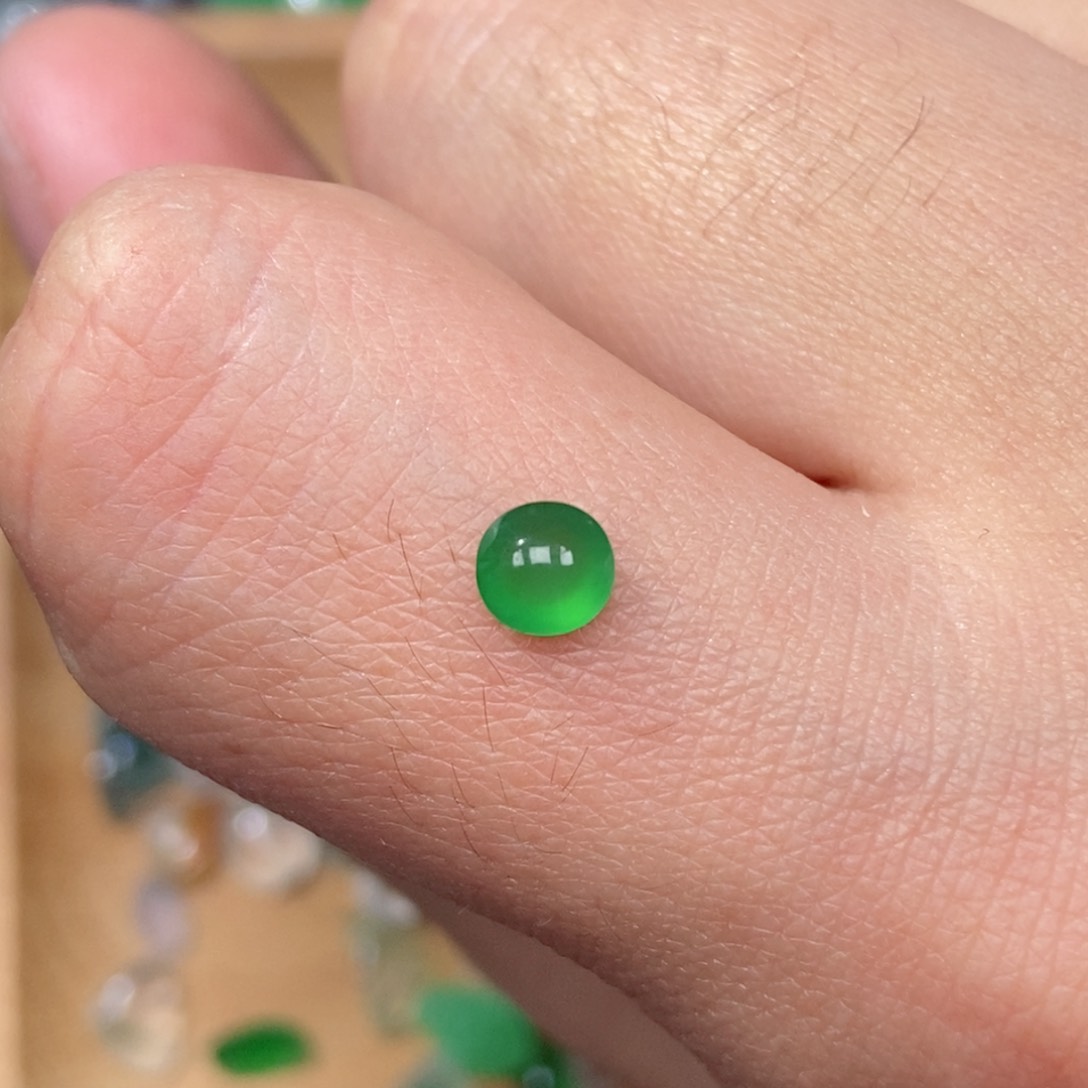 翡翠颈饰未镶嵌绿蛋面