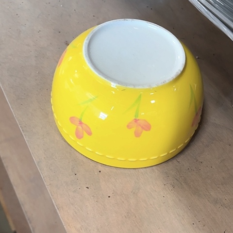 微瑕，不明火，约口径14厘米，高6外黄内白4个碗