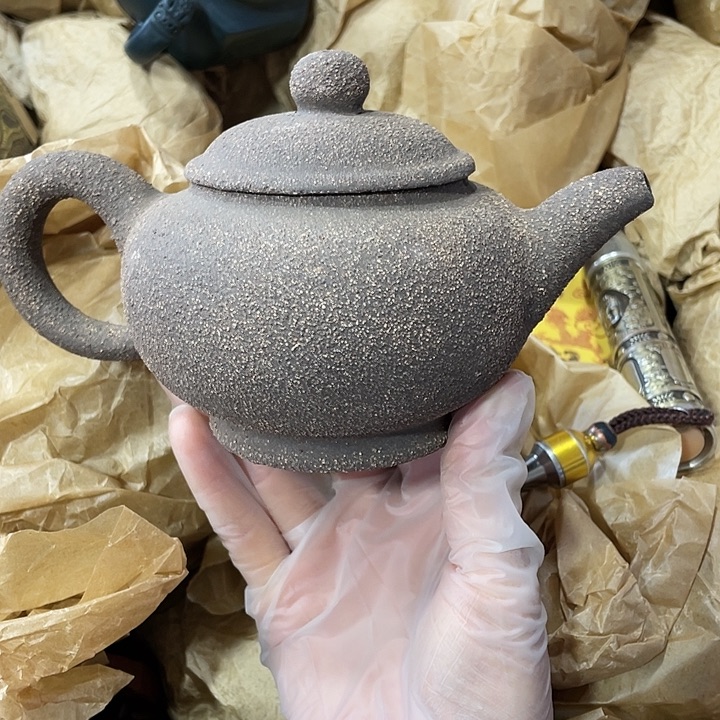 紫砂茶壶原矿泥料，手工制作的一把紫砂壶。