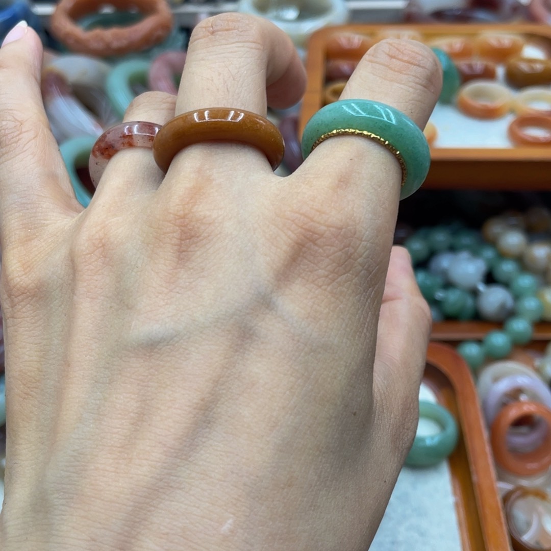 小***候石英岩玉圈口齐全未镶嵌