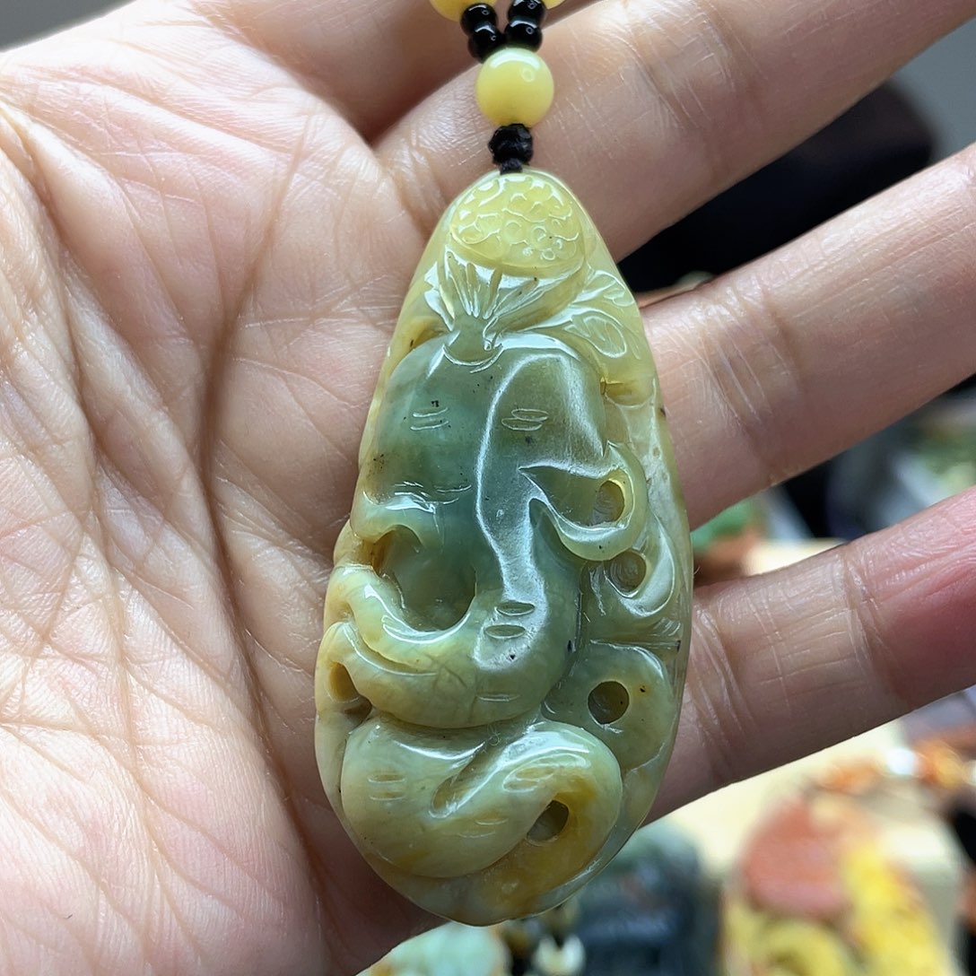 蛇纹石玉颈饰未镶嵌