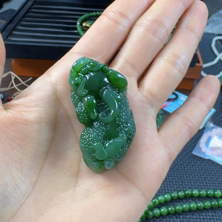 颈饰未镶嵌和田玉（碧玉）