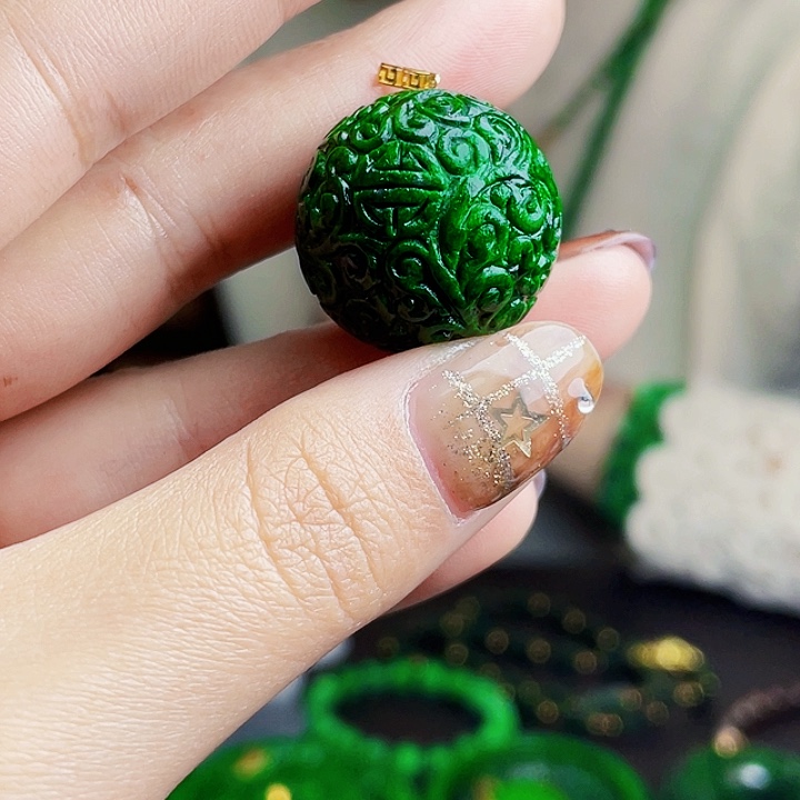 翡翠18K金镶嵌颈饰多样性