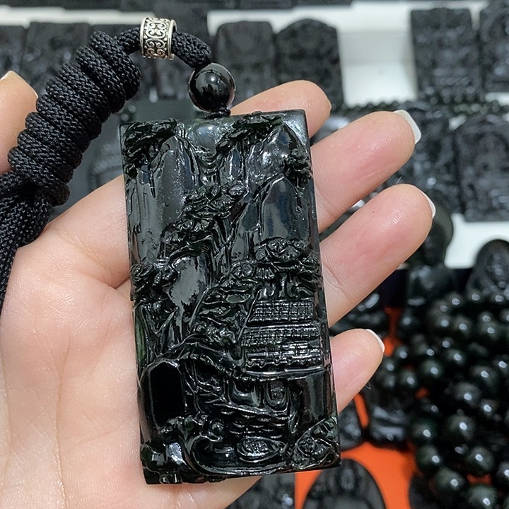 一***风蛇纹石玉未镶嵌颈饰