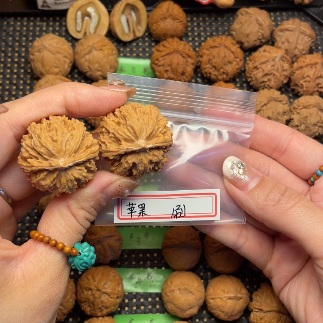 文玩核桃吊坠苹*?32边肚同尺红绣球