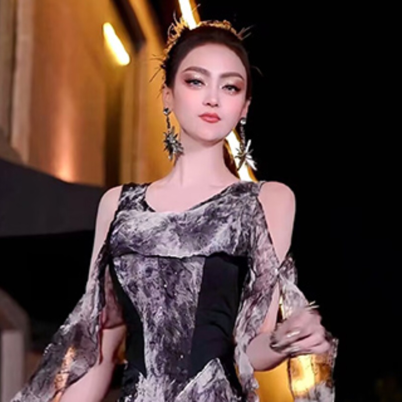 夏季时尚水墨印花吊带连衣裙2025新款造型飘带大牌感气质减龄长裙