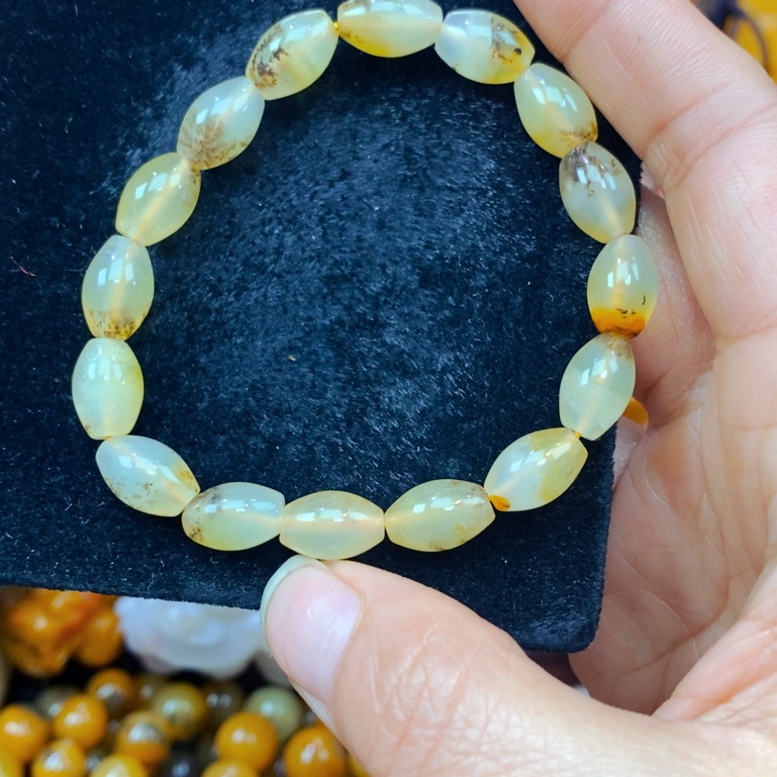 未镶嵌石英质玉（黄龙玉）颈饰