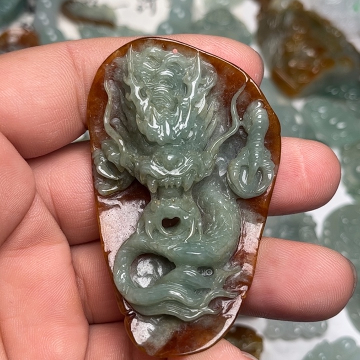 翡翠未镶嵌颈饰龙