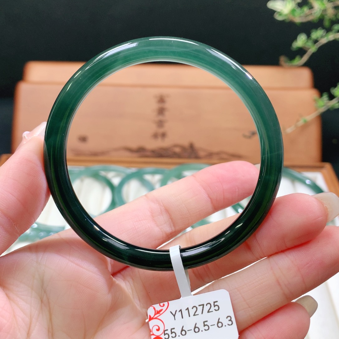 翡翠手镯未镶嵌天然