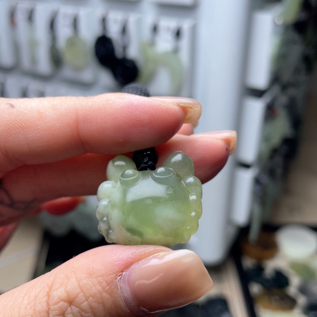 岫玉未镶嵌颈饰螃蟹