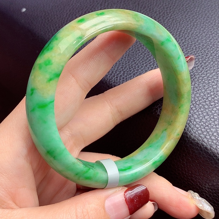 翡翠手镯未镶嵌翡翠