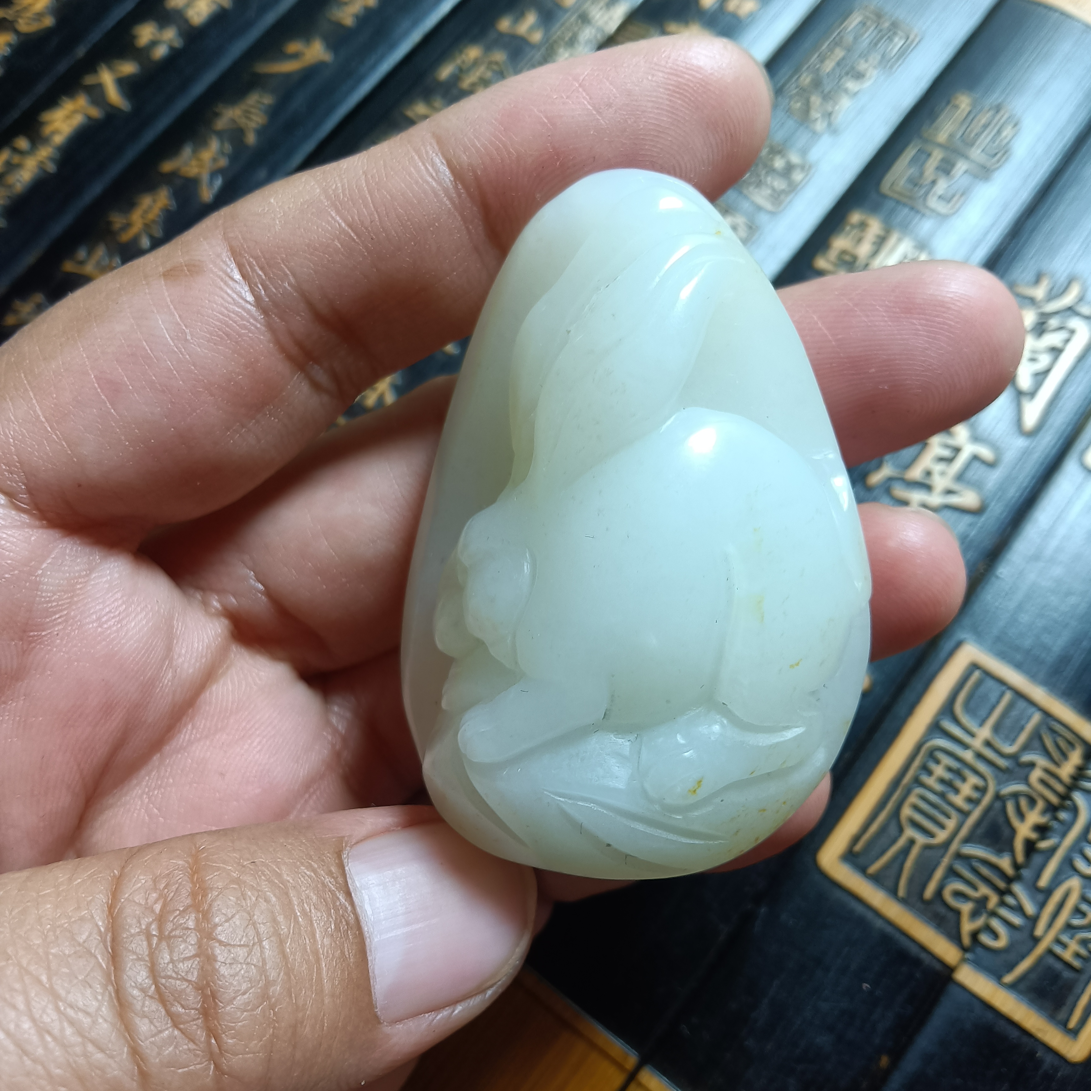 新疆和田玉黑山料小手把兔子，手工雕刻揉光净货，玉质细润