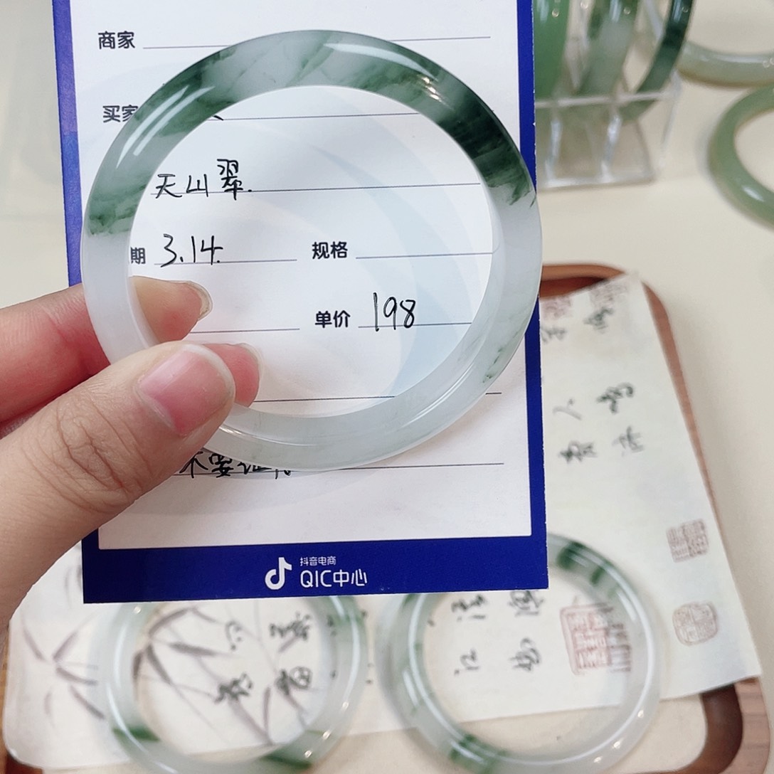 石英质玉未镶嵌手镯俗*。