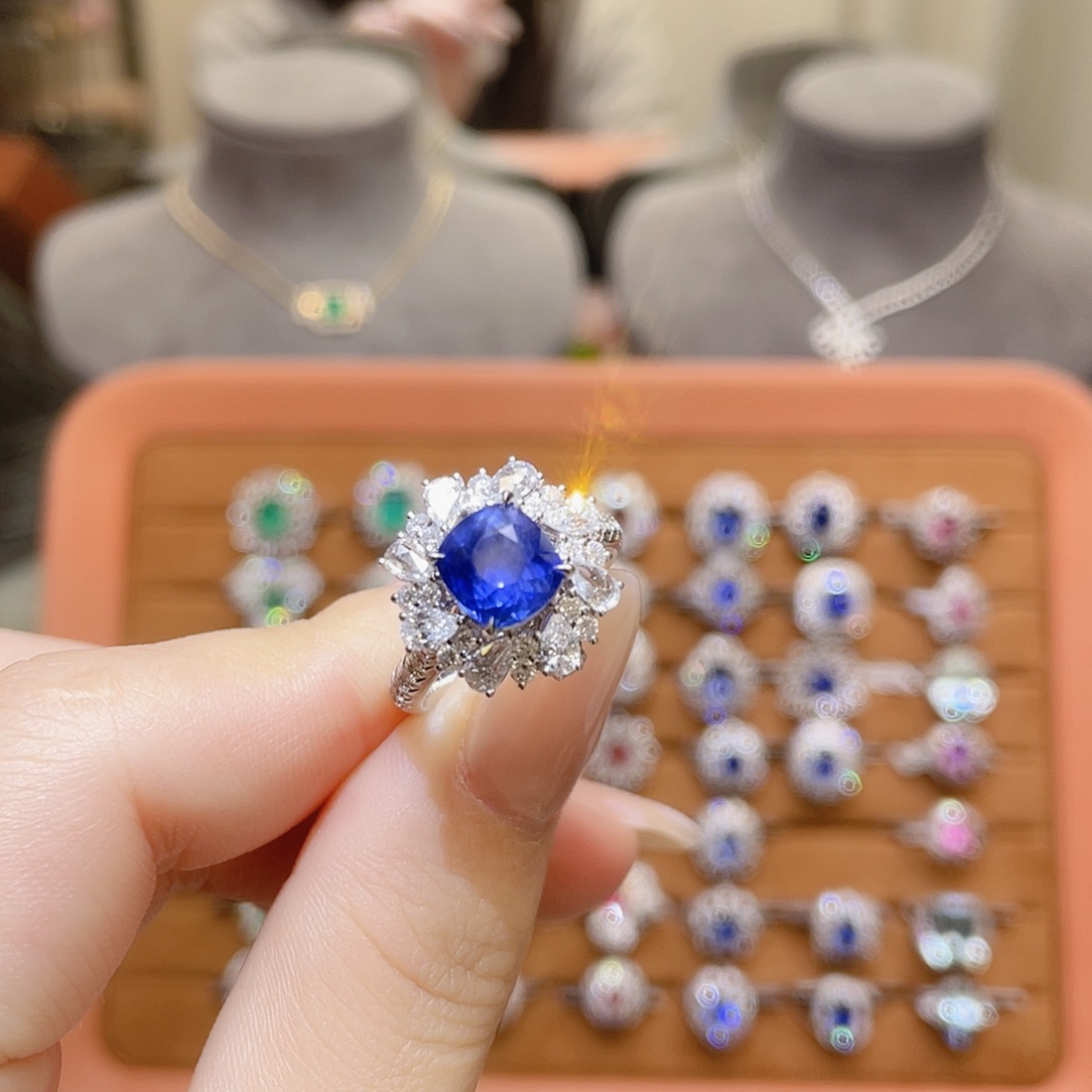 18K金镶嵌戒指蓝宝石缅甸无烧3.22