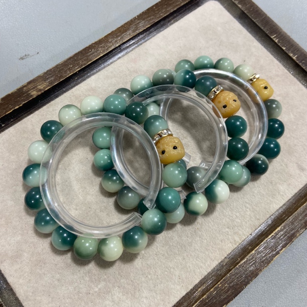 M346绿飘花白玉菩提卡1.1单圈手串（底色多样，发货发其一）