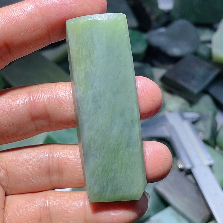 和田玉（碧玉）未镶嵌珠宝奇石