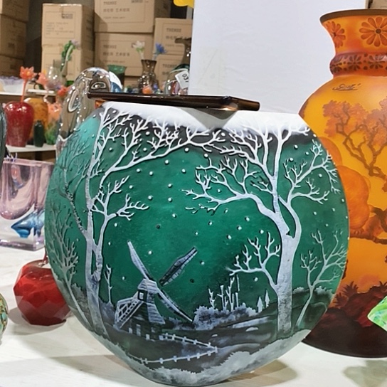 琉璃花瓶高29厘米宽32厘米