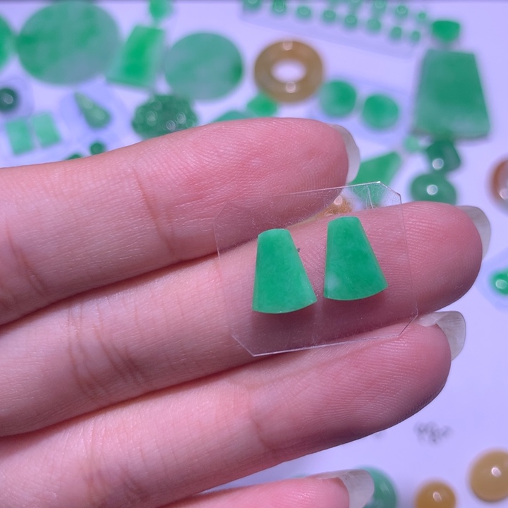 翡翠未镶嵌颈饰一对