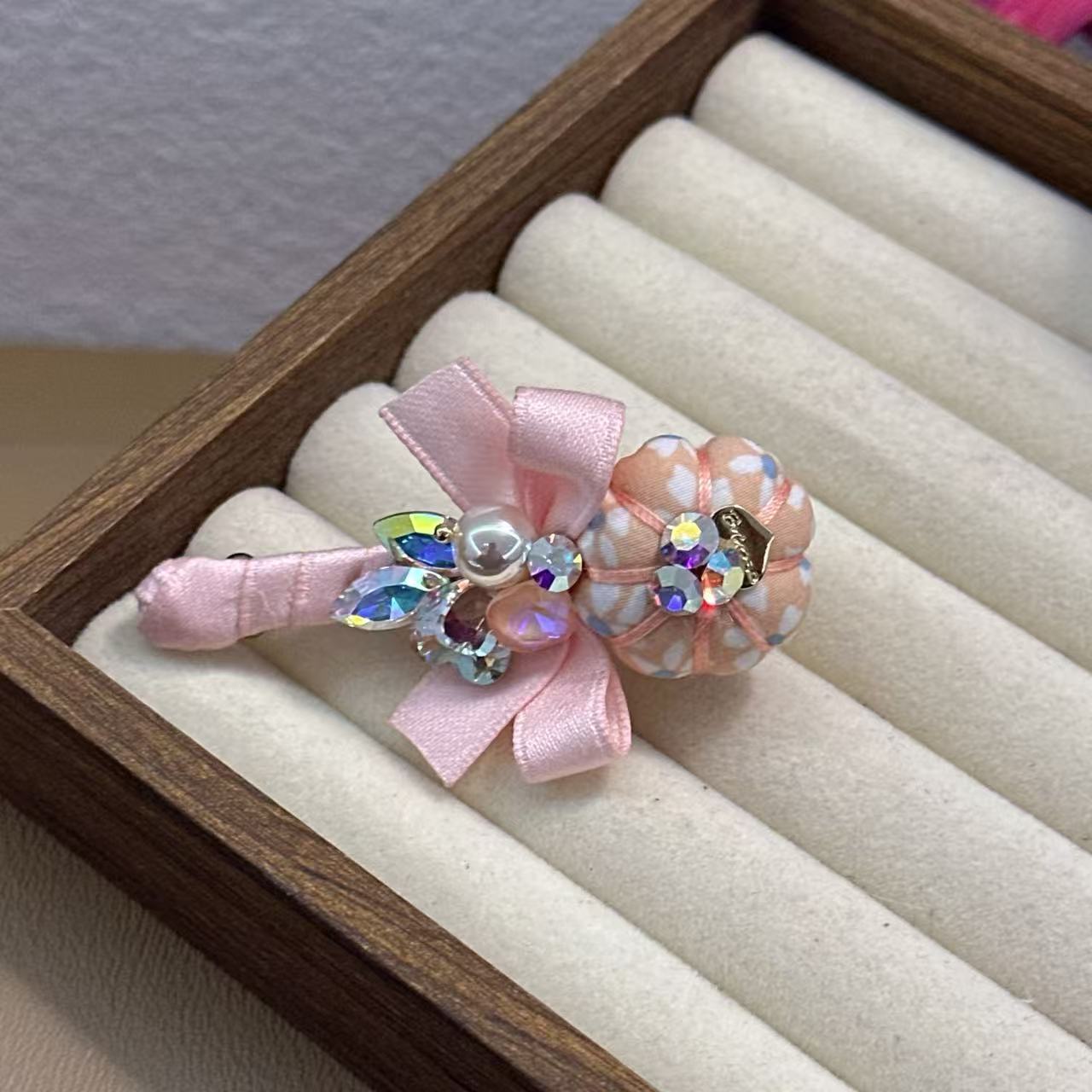 精品水晶新款精致粉色蝴蝶结南瓜六公分扣夹WM-1087