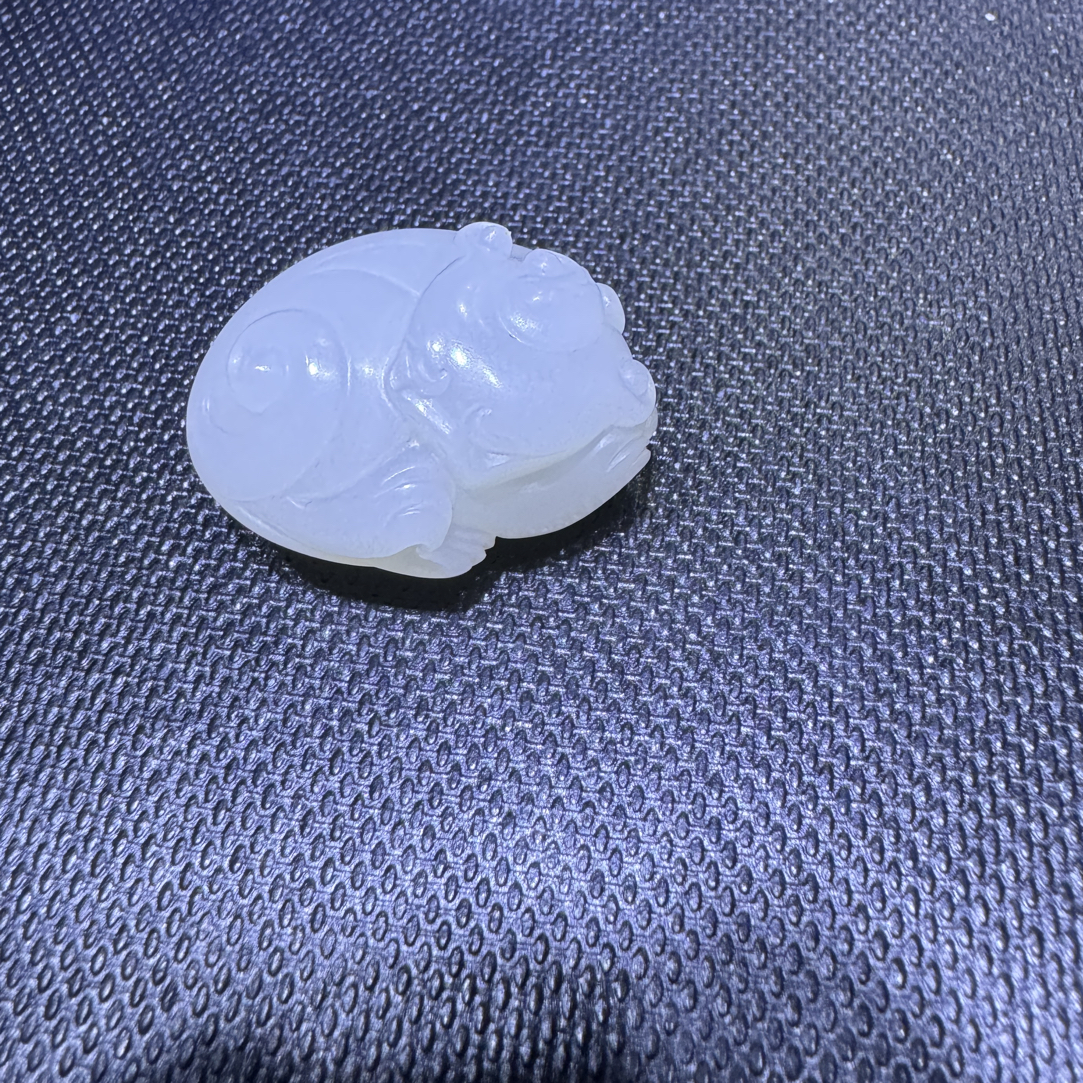 和田玉貔貅挂件雕工精湛温润玉质