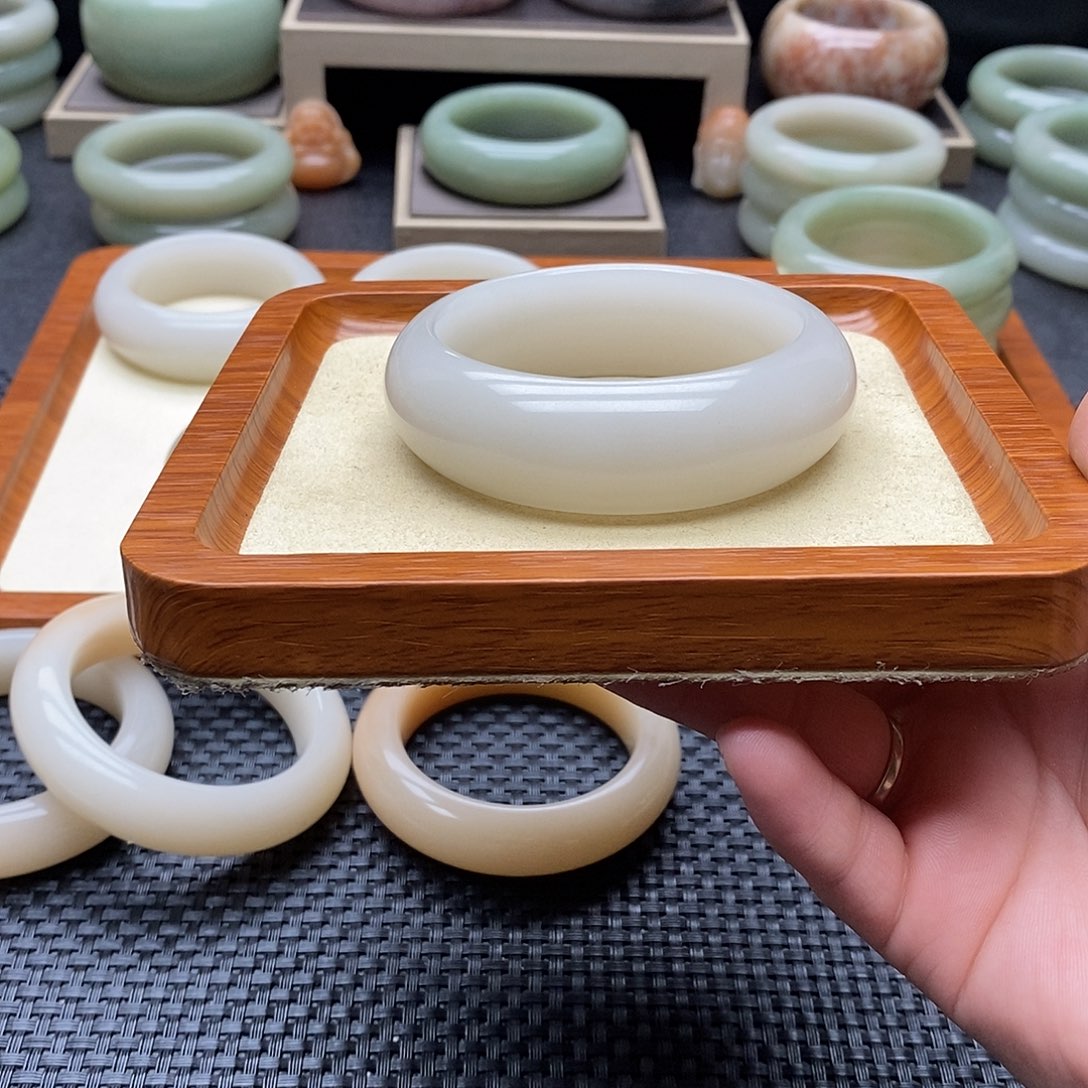 岁***匆石英质玉（佘太翠）手镯合金