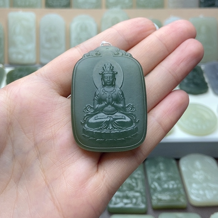 和田玉颈饰未镶嵌是**意