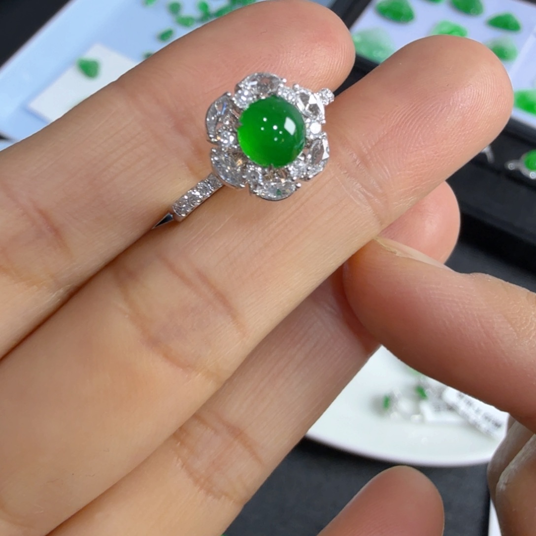 翡翠颈饰18K金镶嵌绿蛋