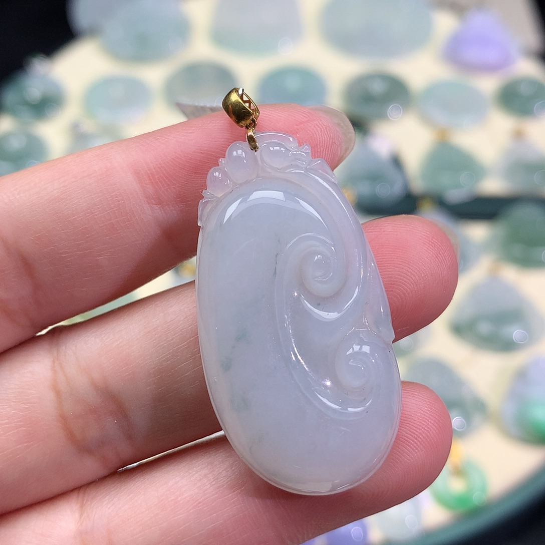 翡翠18K金镶嵌颈饰如意