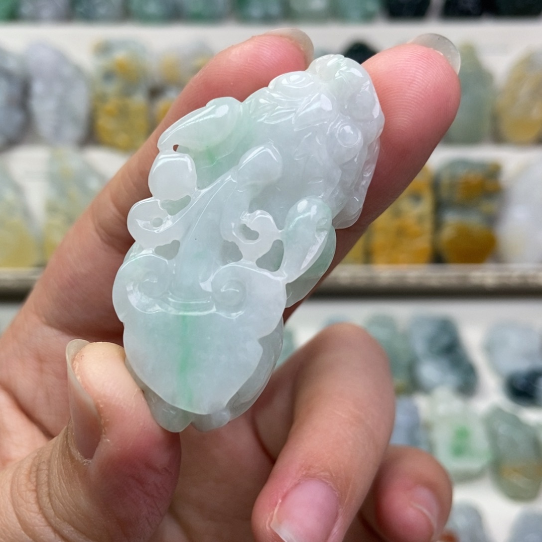 翡翠吊坠(赠链)未镶嵌