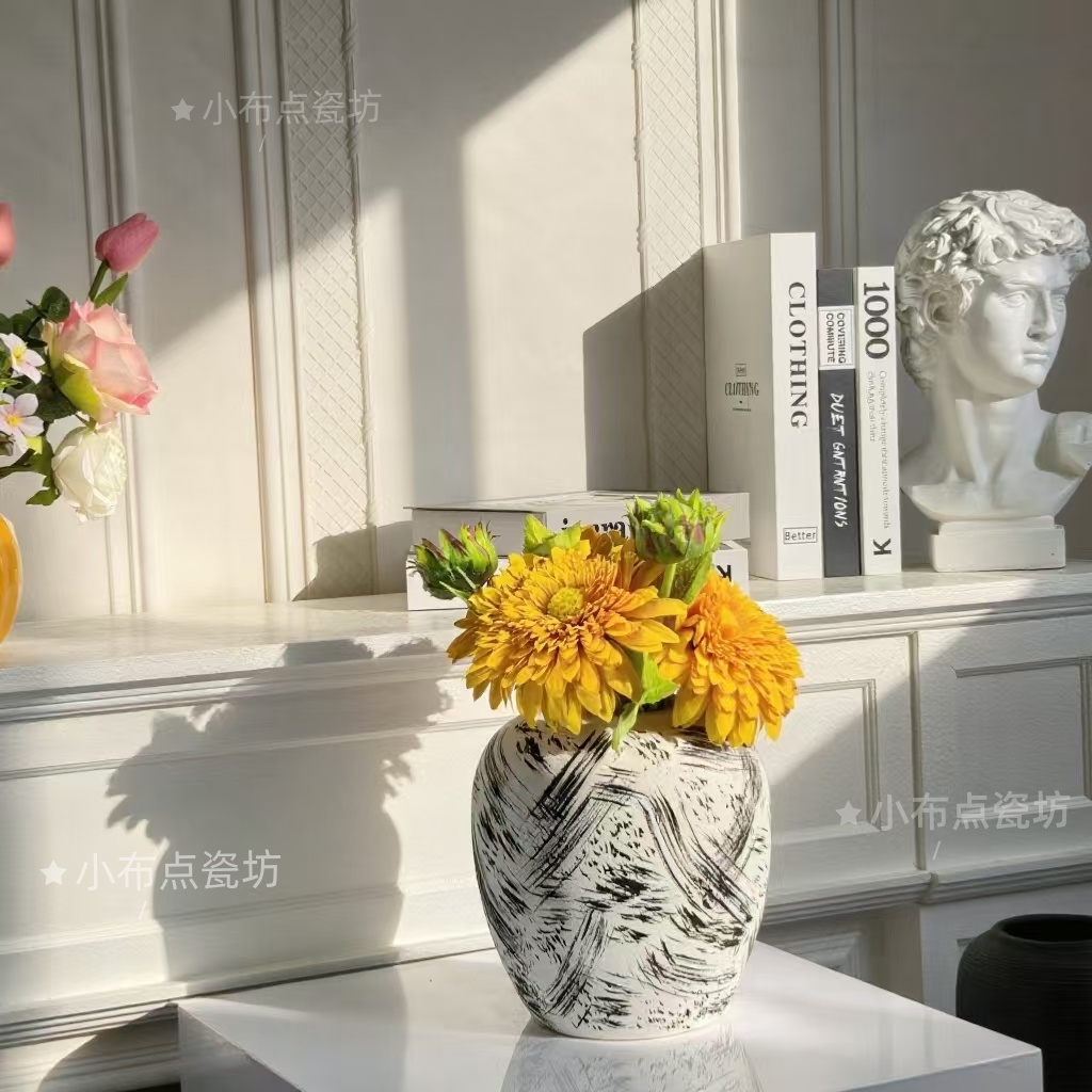 水墨风格圆墩手绘花瓶鲜花干花轻奢复古陶瓷民宿客厅餐桌高级感