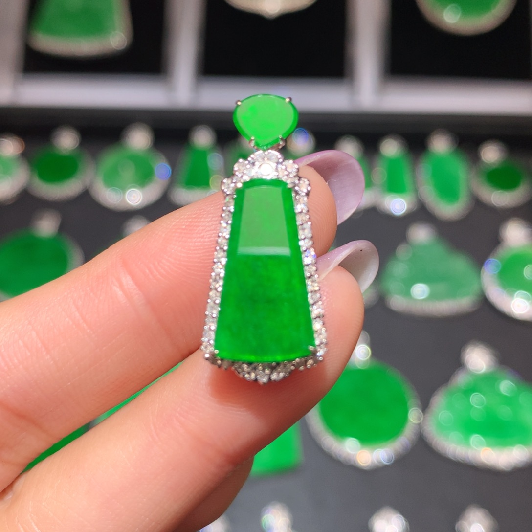 翡翠颈饰18K金镶嵌翡翠