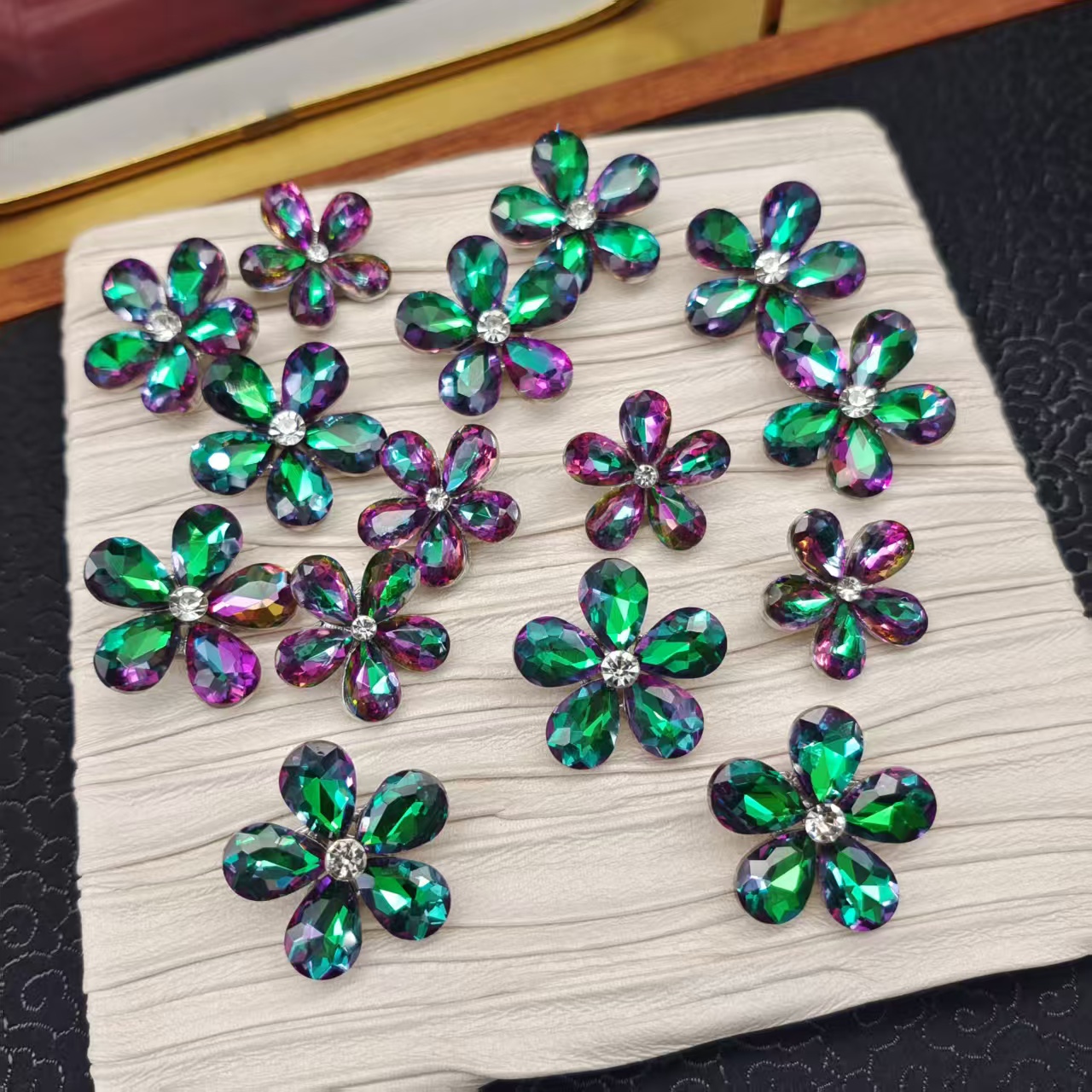 【守艺王】炫彩水钻五瓣花带别针皇冠配饰AZ138