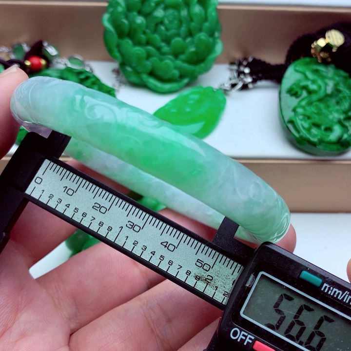 翡翠未镶嵌手镯……