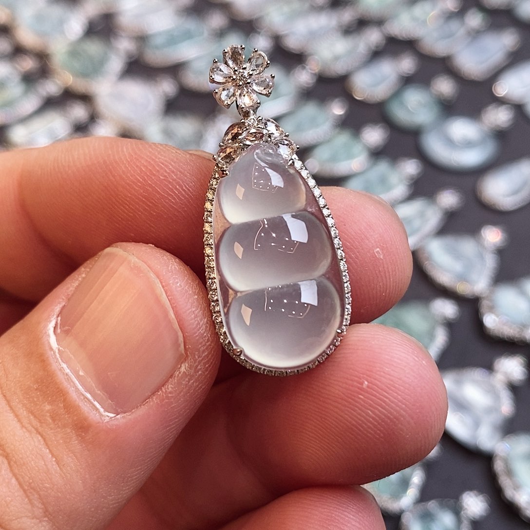 翡翠颈饰18K金镶嵌豆子