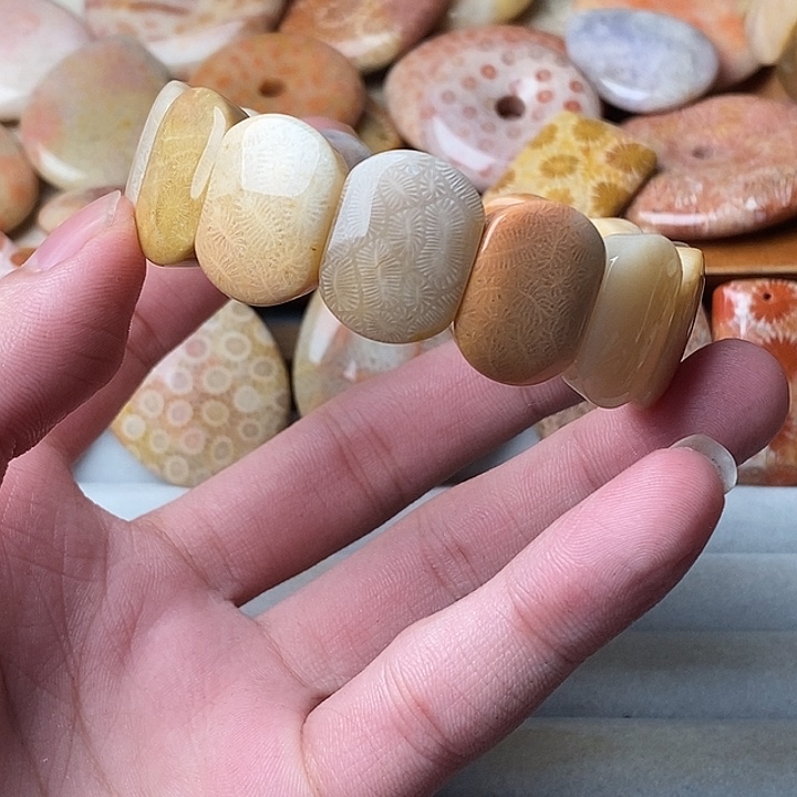 爱***游硅化玉未镶嵌颈饰