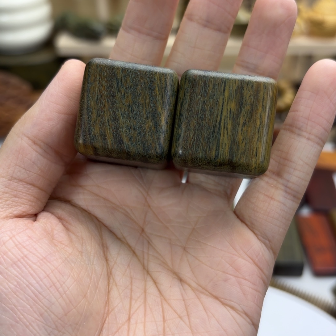 好***儿木绿檀木料手把件正方形