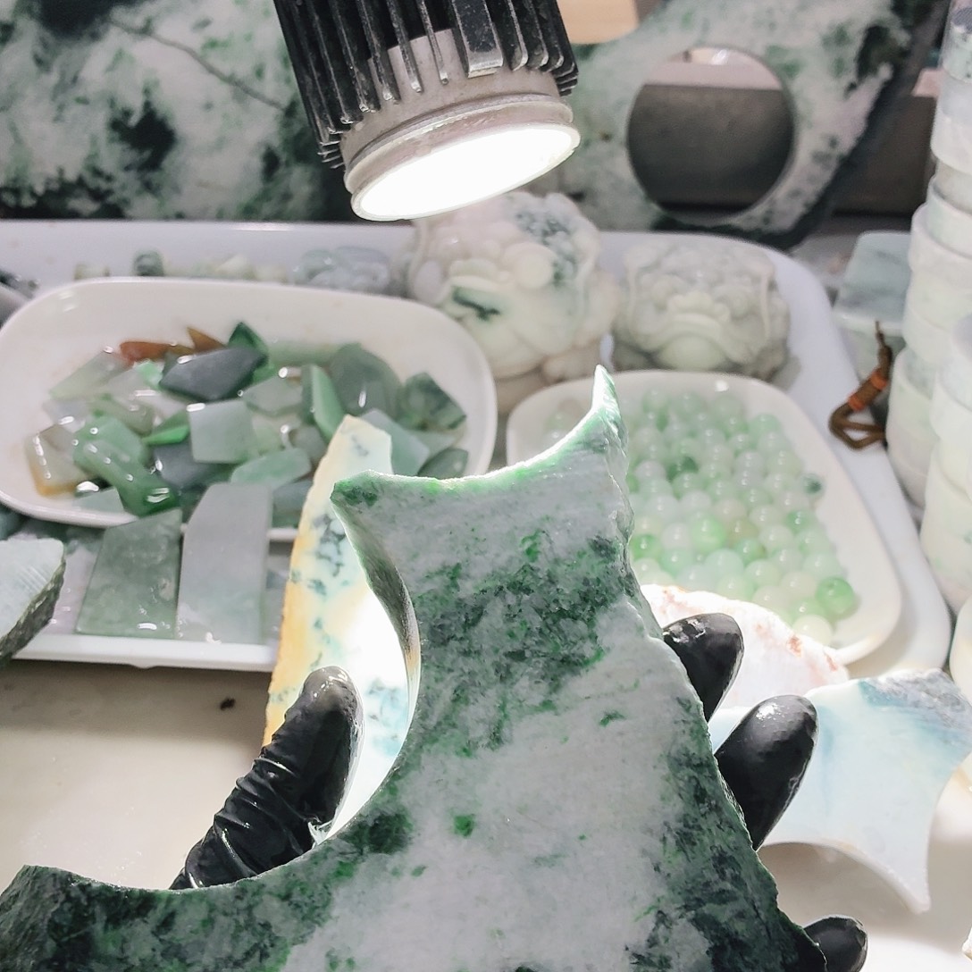 翡翠未镶嵌颈饰边角料