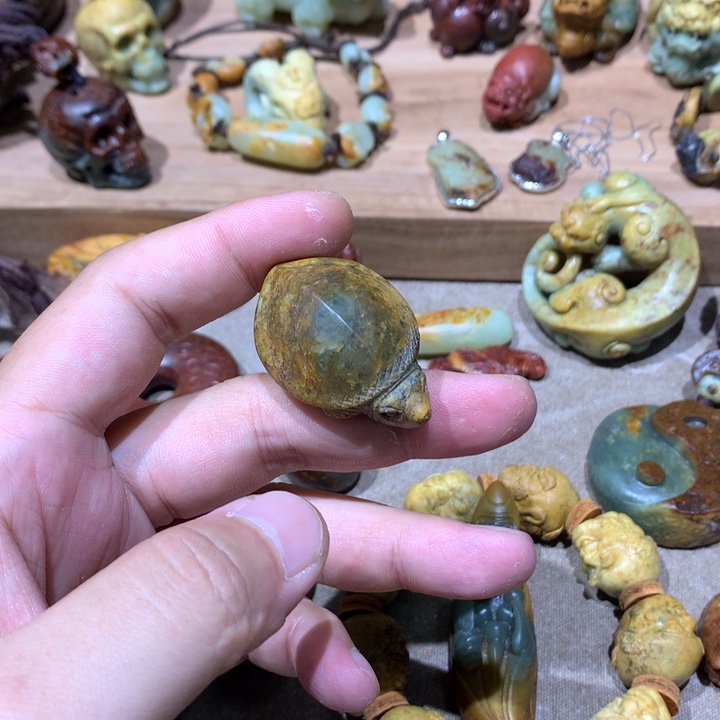 未镶嵌岫岩河磨玉（透闪石质玉）挂件