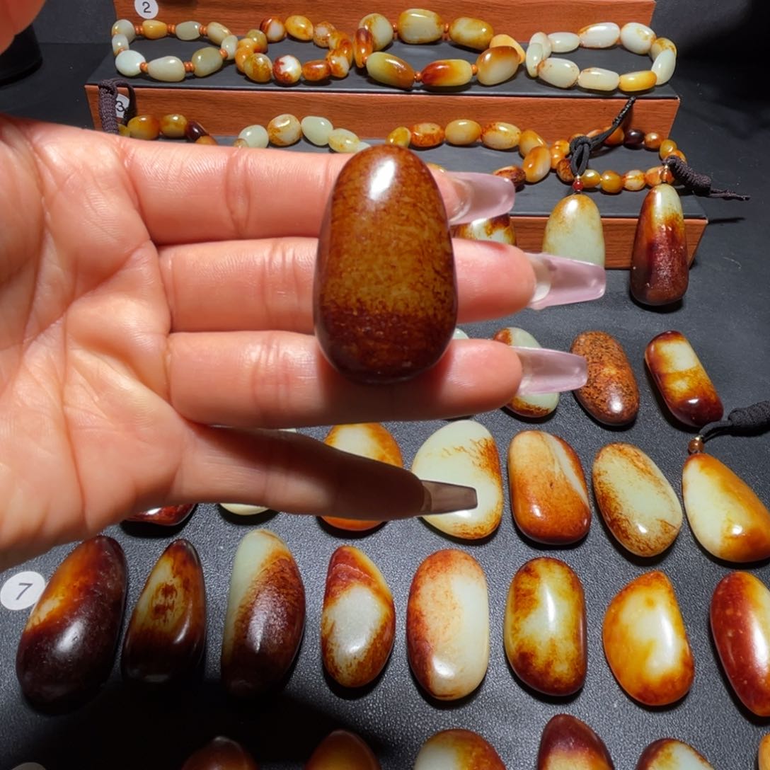 颈饰未镶嵌和田玉鲸****飞