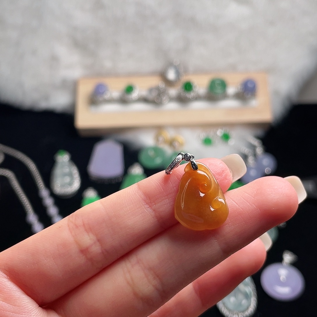 翡翠18K金镶嵌颈饰