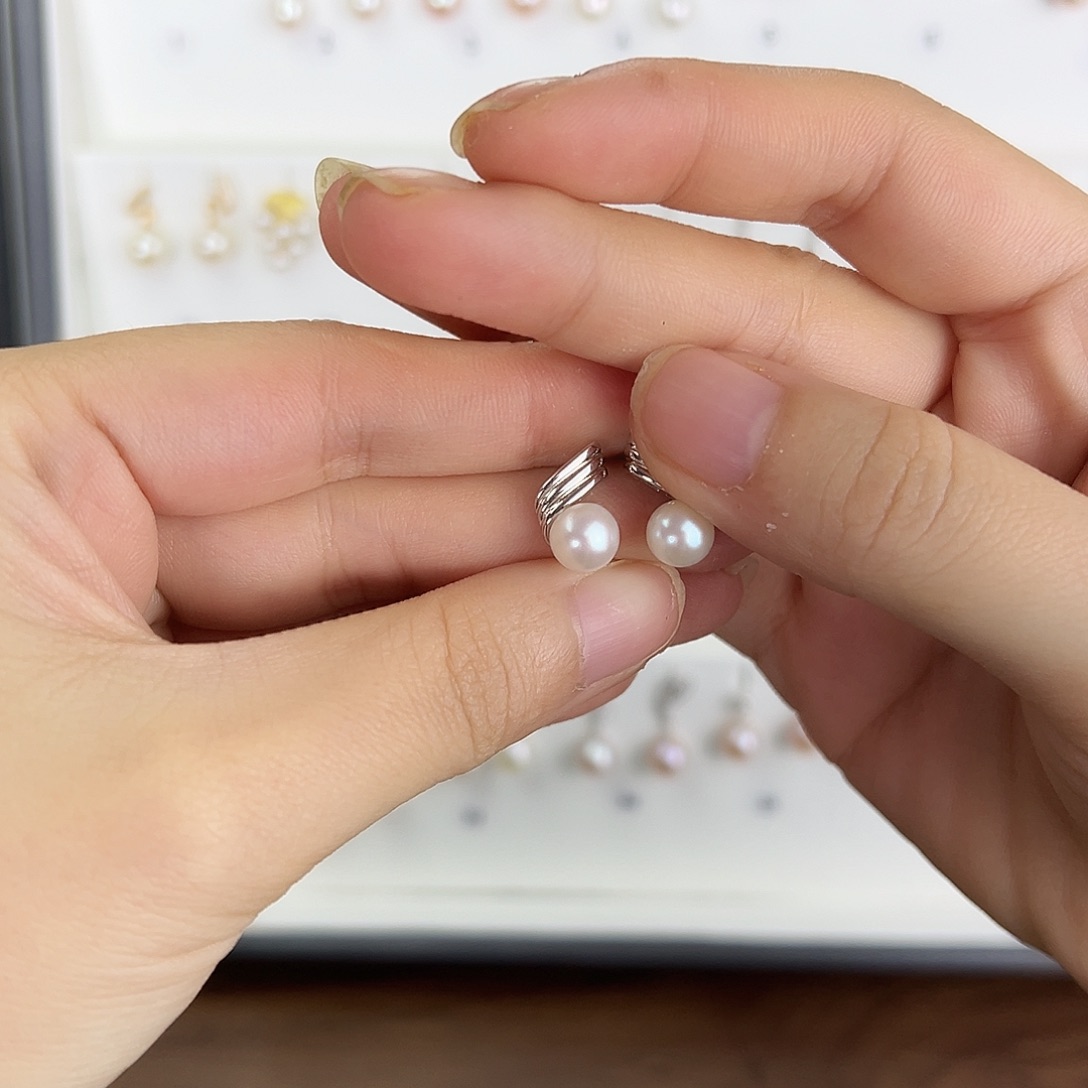 爱***球淡水珍珠银S925镶嵌耳饰