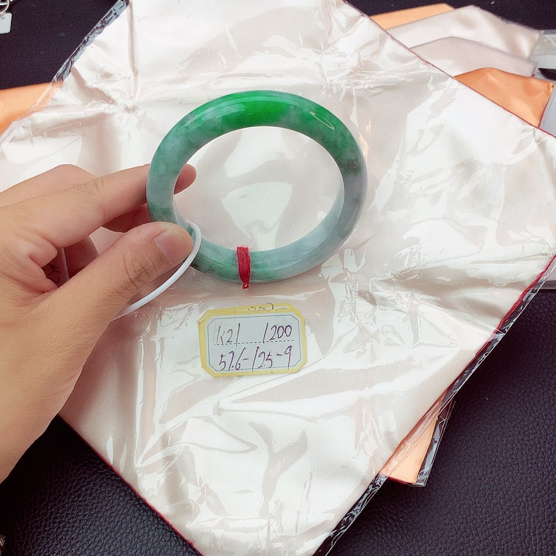 翡翠手镯未镶嵌翡翠