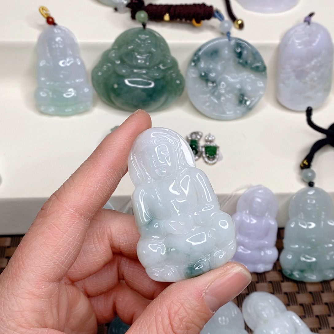 翡翠颈饰未镶嵌观音