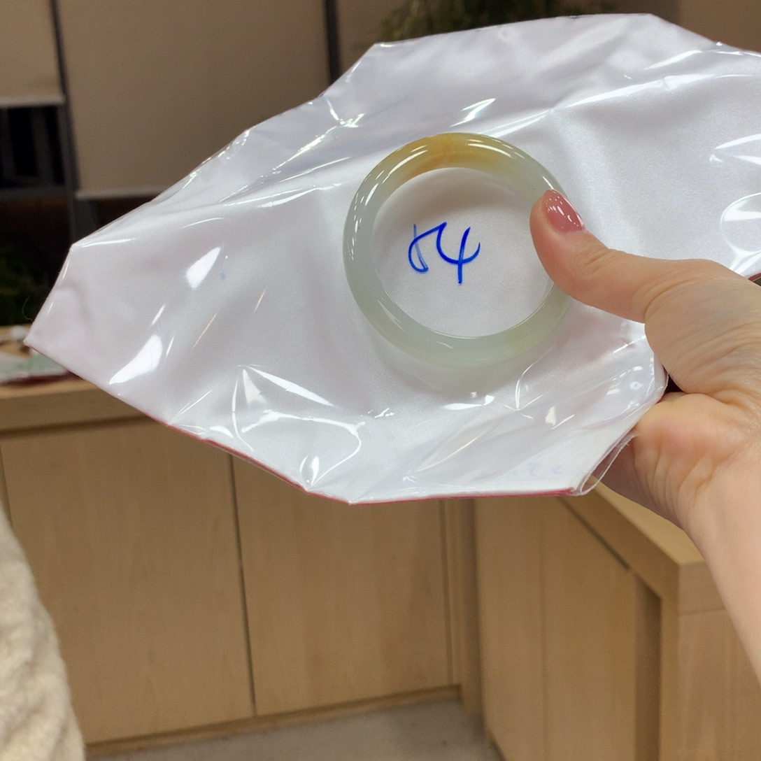 翡翠手镯未镶嵌不退不换