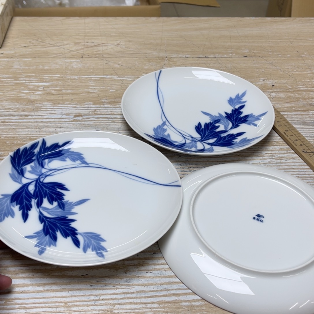瓷片密密麻麻地排列着