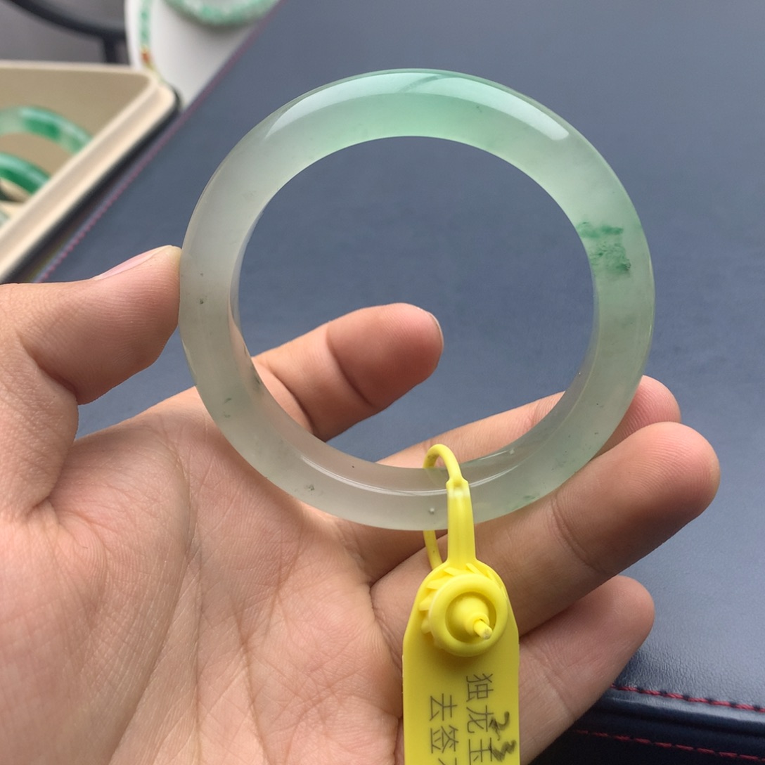 石英质玉未镶嵌手镯苏*冰