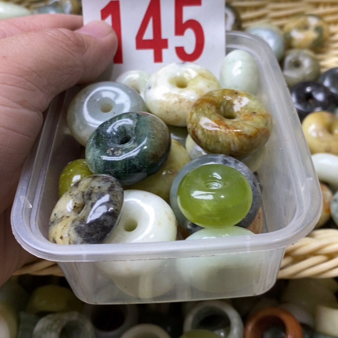 蛇纹石玉挂坠未镶嵌