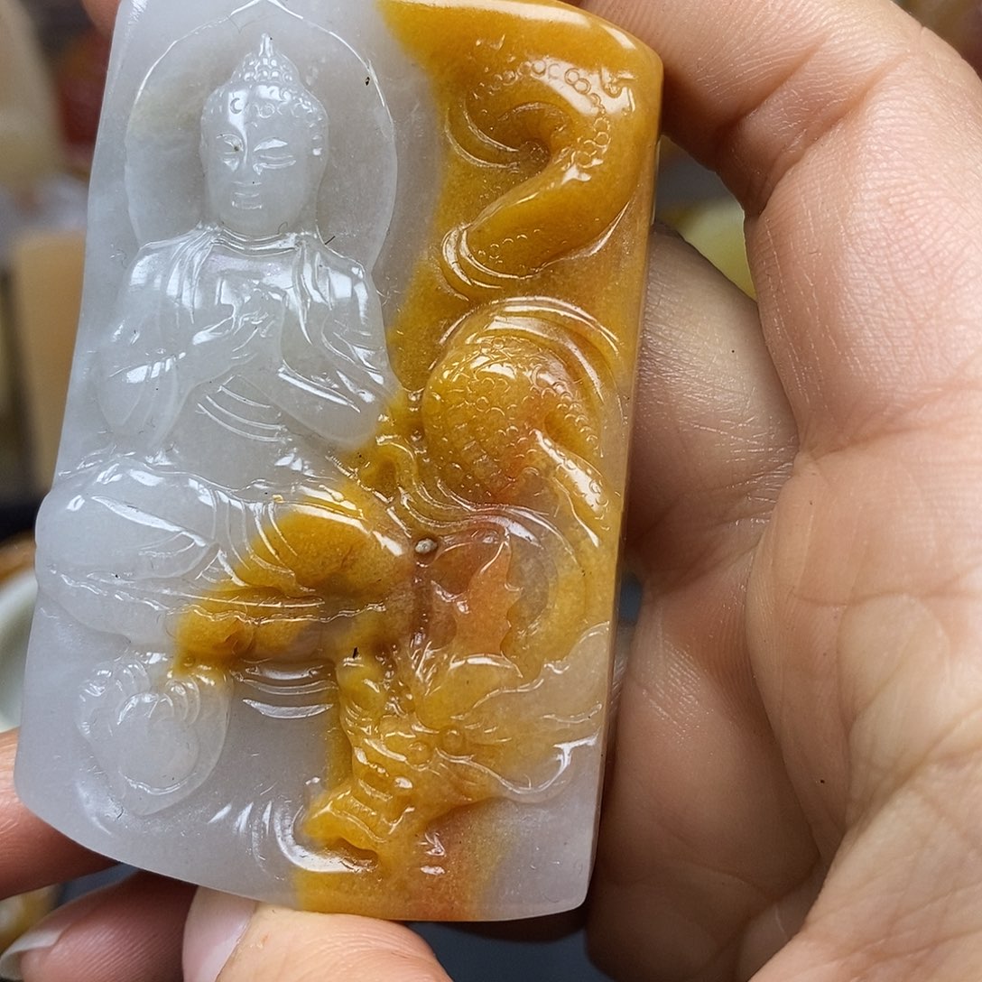 石英质玉（黄龙玉）颈饰未镶嵌