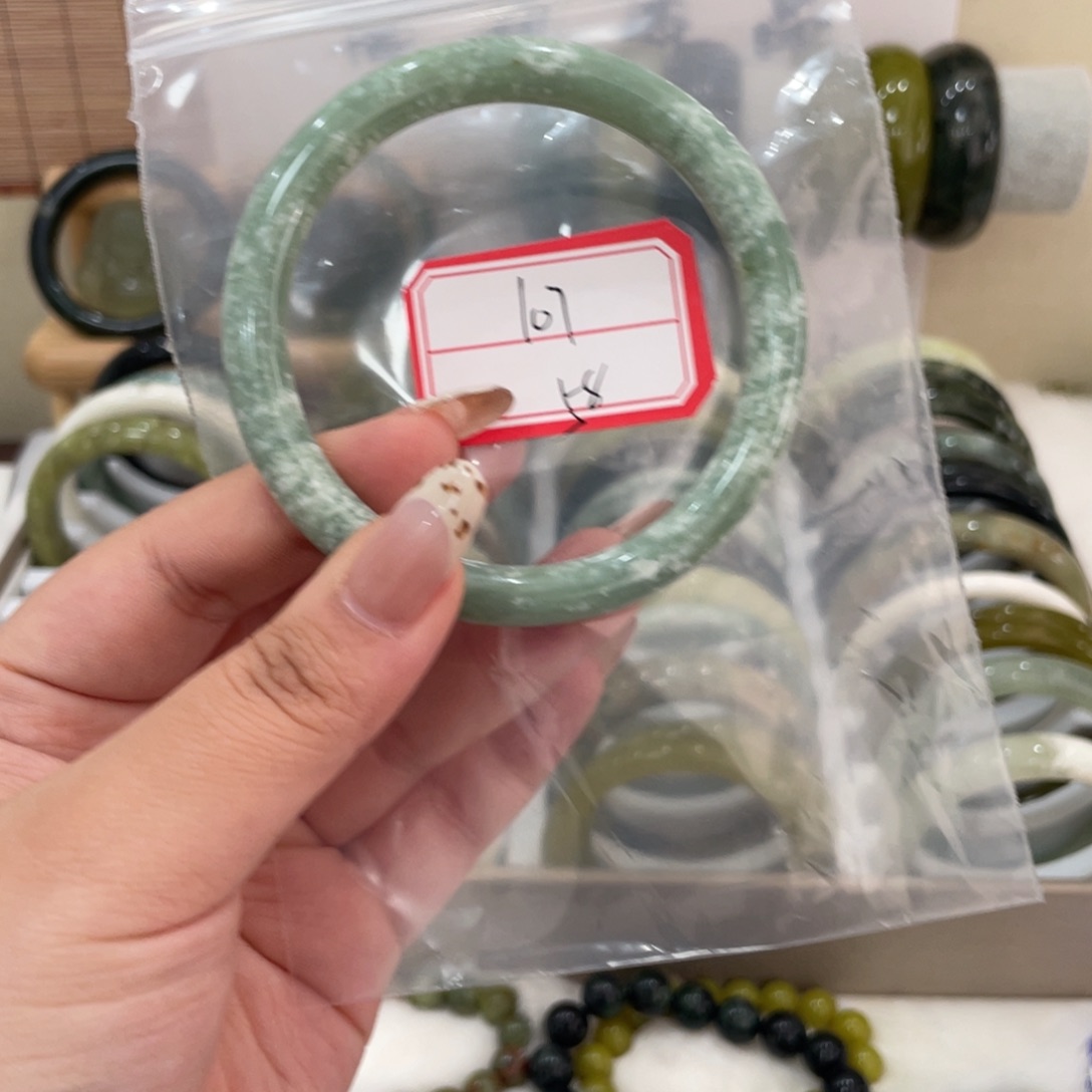 蛇纹石玉手镯未镶嵌