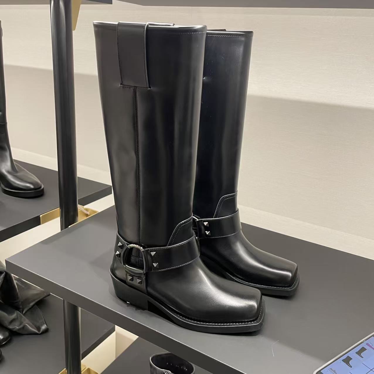 未使用 Valentino/华伦天奴 女鞋方头环扣平底长筒靴皮靴黑色靴子